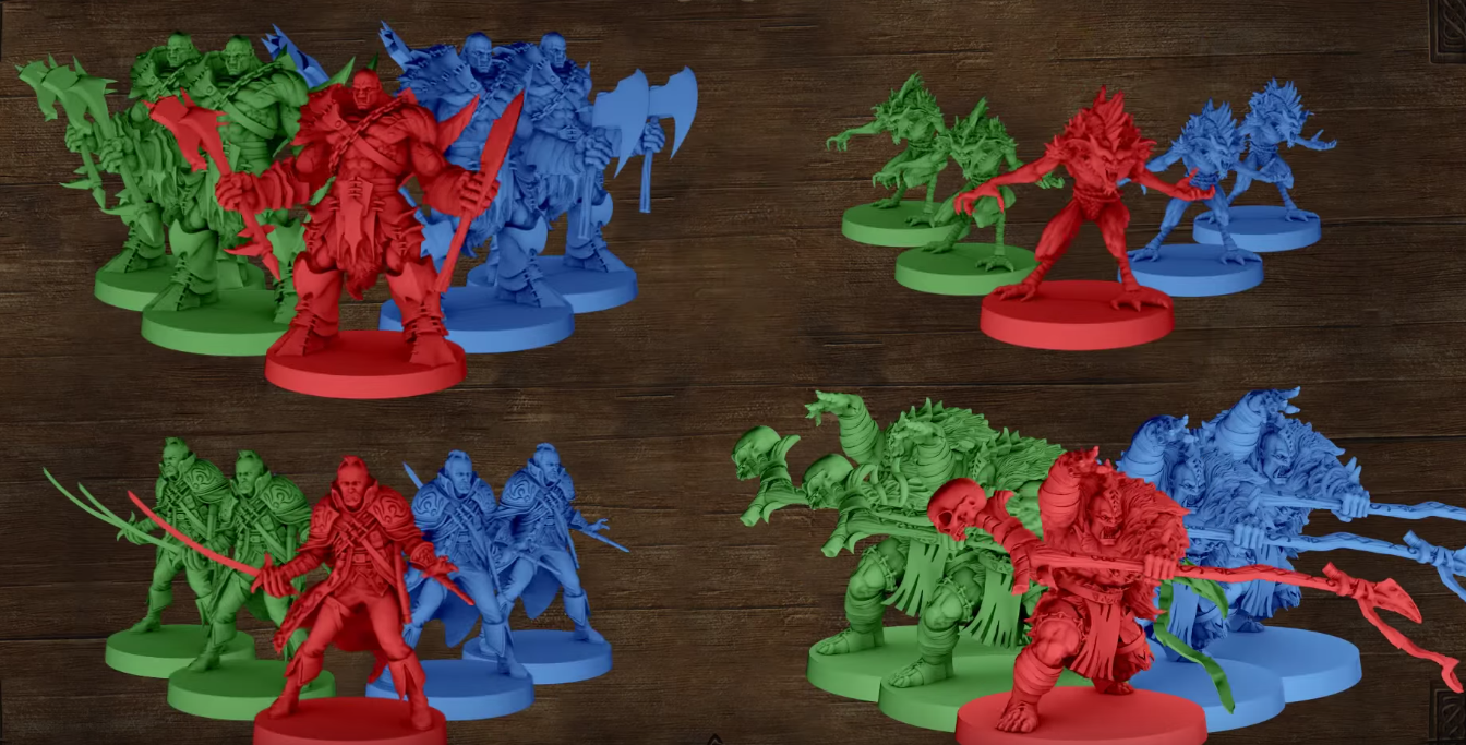 miniature raffiguranti nemici, in plastica blu, verde e rossa su sfondo legnoso