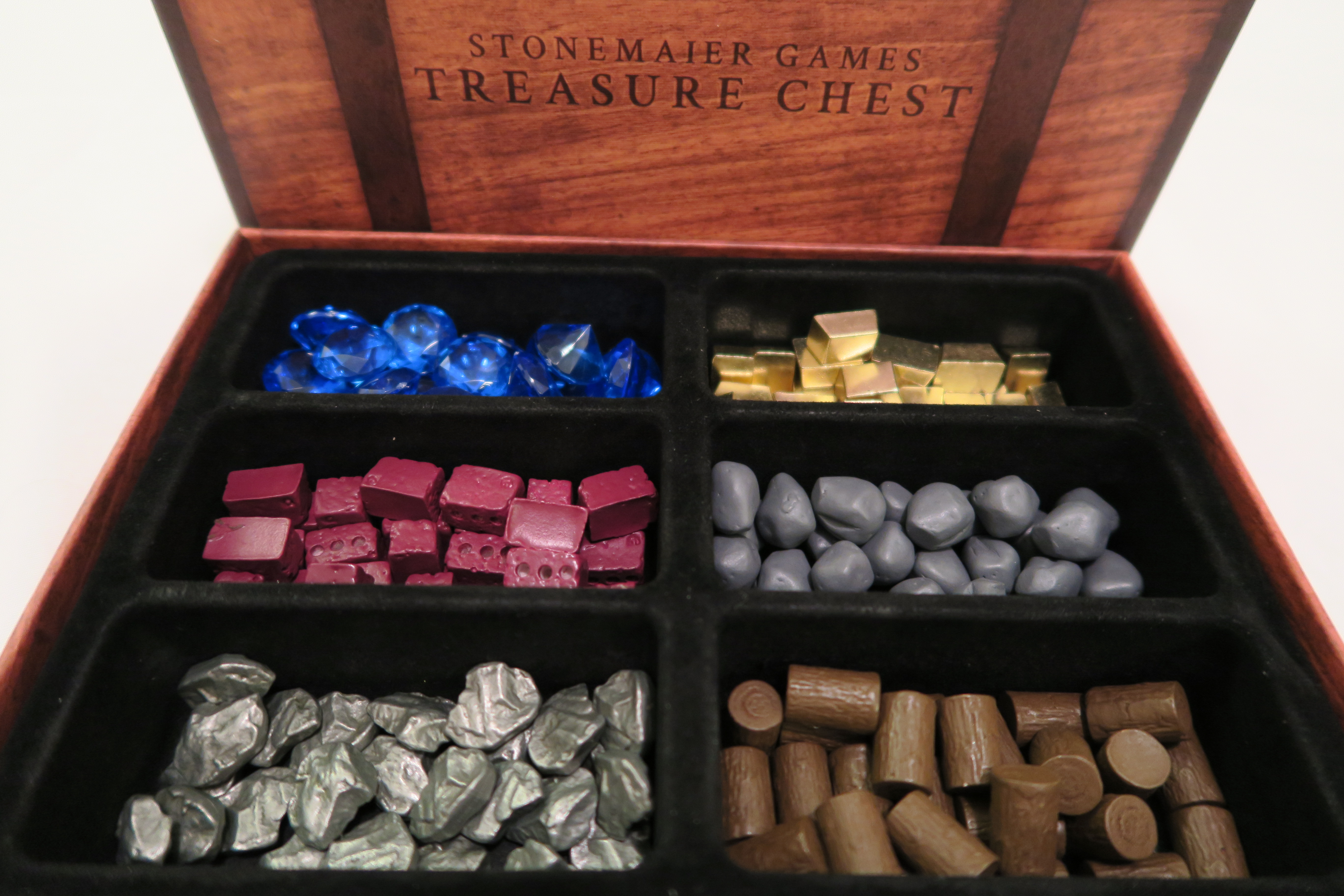 Treasure Chest aperto contente tokens.