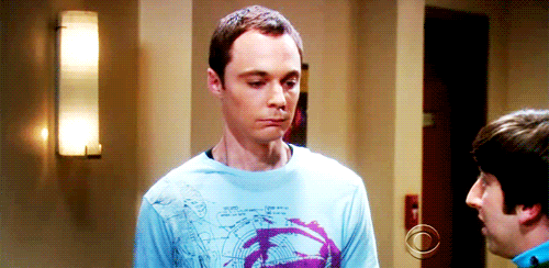 sheldon cooper sorride in maniera inquietante, gif
